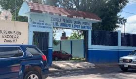 Investigan a maestra por rociar con insecticida a sus alumnos en Michoacán