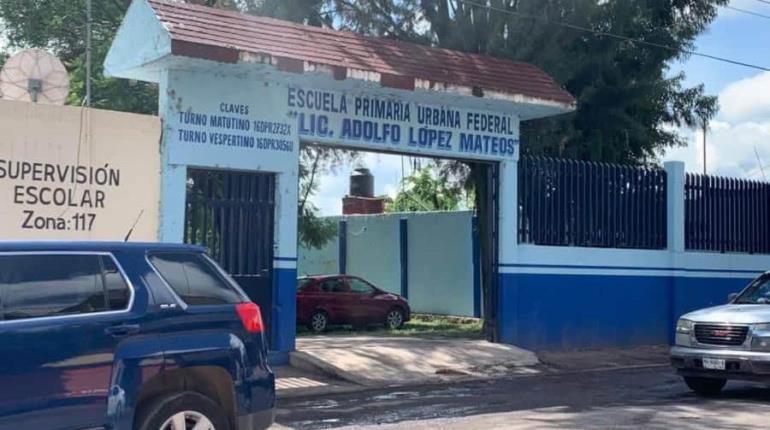 Investigan a maestra por rociar con insecticida a sus alumnos en Michoacán
