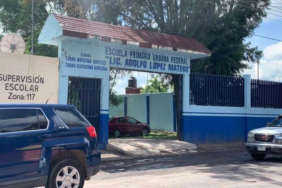 Investigan a maestra por rociar con insecticida a sus alumnos en Michoacán Investigan a maestra por rociar con insecticida a sus alumnos en Michoacán