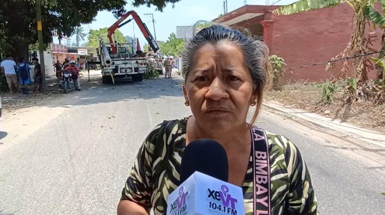 Bloquean en Acachapan primera al quedarse sin luz, tras accidente