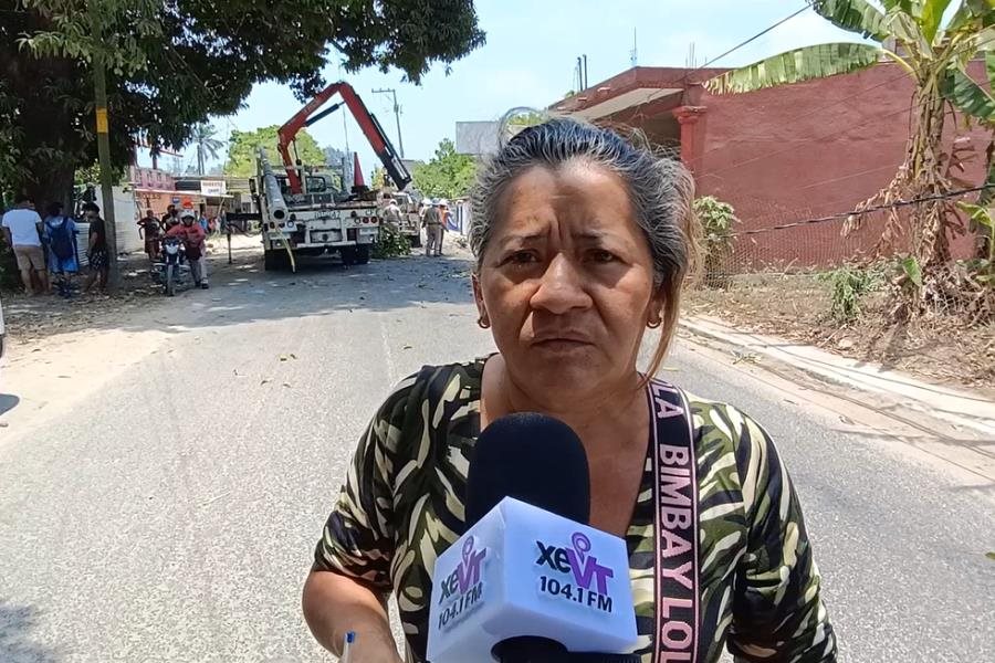 Bloquean en Acachapan primera al quedarse sin luz, tras accidente Bloquean en Acachapan primera al quedarse sin luz, tras accidente