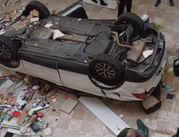 Conductora cae desde tercer piso en plaza comercial de CDMX