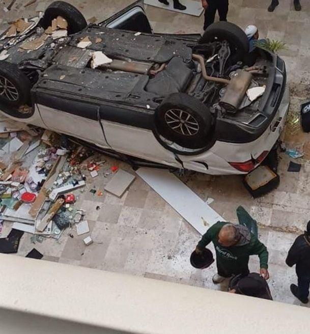 Conductora cae desde tercer piso en plaza comercial de CDMX