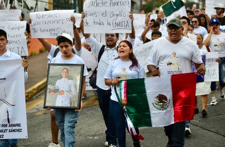 Marchan en Veracruz familiares y amigos de cadete fallecida en Buque Cuauhtémoc; piden justicia Marchan en Veracruz familiares y amigos de cadete fallecida en Buque Cuauhtémoc; piden justicia