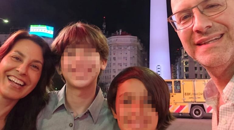 Mujer habría matado a sus 2 hijos y a su esposo para luego suicidarse en Argentina