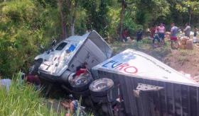 Vuelca y rapiñan tráiler en la Coatzacoalcos – Cárdenas