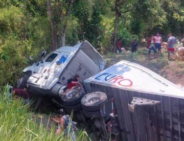 Vuelca y rapiñan tráiler en la Coatzacoalcos – Cárdenas
