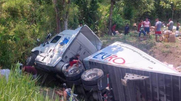 Vuelca y rapiñan tráiler en la Coatzacoalcos – Cárdenas