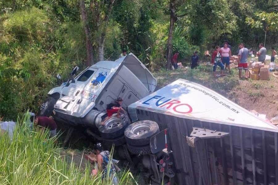 Vuelca y rapiñan tráiler en la Coatzacoalcos – Cárdenas Vuelca y rapiñan tráiler en la Coatzacoalcos – Cárdenas