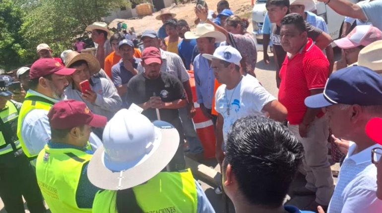 Bloquean la Villahermosa-Escárcega para pedir pago de afectaciones tras ampliación