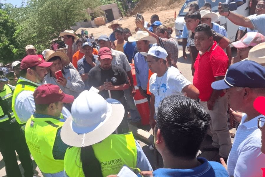 Bloquean la Villahermosa-Escárcega para pedir pago de afectaciones tras ampliación Bloquean la Villahermosa-Escárcega para pedir pago de afectaciones tras ampliación