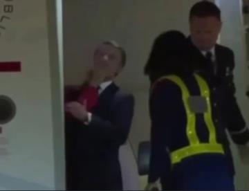 Estábamos bromeando: Macron justifica cachetada de su esposa al llegar a Vietnam