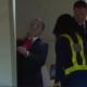 Captan a niña corriendo y agarrada de vehículo en movimiento en NL