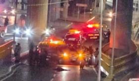 Hallan cuerpo sin vida bajo distribuidor vial de la Universidad