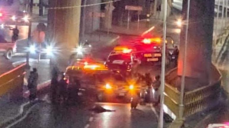 Hallan cuerpo sin vida bajo distribuidor vial de la Universidad