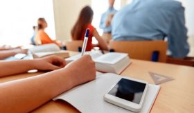 Avalan en Tamaulipas restringir uso de teléfonos en escuelas