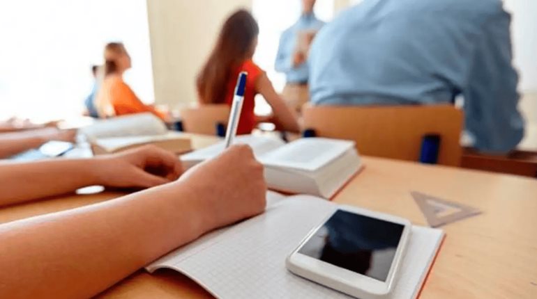 Avalan en Tamaulipas restringir uso de teléfonos en escuelas