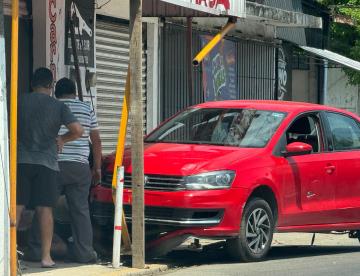 Se impacta vehículo contra estructura de comercio en Atasta