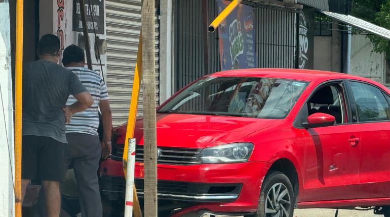 Se impacta vehículo contra estructura de comercio en Atasta