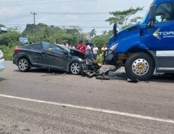 Chocan de frente tráiler y vehículo en la Villahermosa-Frontera