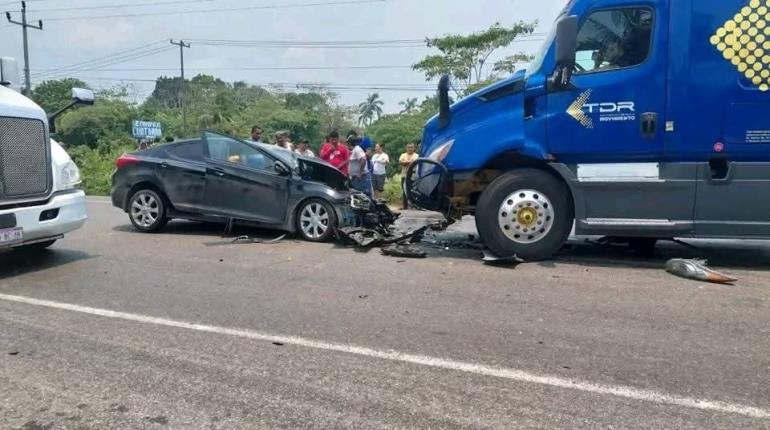 Chocan de frente tráiler y vehículo en la Villahermosa-Frontera