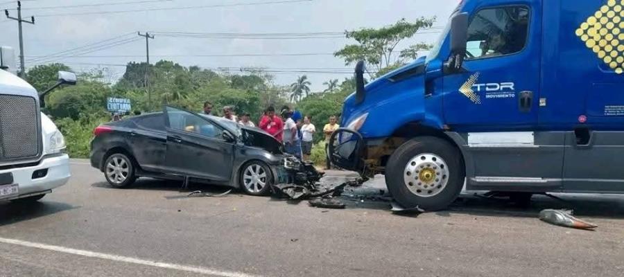 Chocan de frente tráiler y vehículo en la Villahermosa-Frontera Chocan de frente tráiler y vehículo en la Villahermosa-Frontera