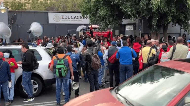 ¡Paraliza CNTE la CDMX! Protestan en la SEP, INE, SAT y televisoras