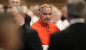 Papa León XIV se reúne con el Cardenal Angelo Becciu, acusado de escándalo financiero en El Vaticano