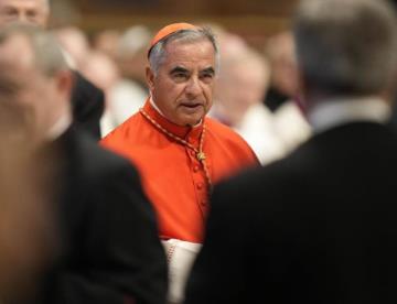 Papa León XIV se reúne con el Cardenal Angelo Becciu, acusado de escándalo financiero en El Vaticano