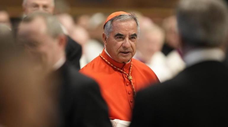 Papa León XIV se reúne con el Cardenal Angelo Becciu, acusado de escándalo financiero en El Vaticano