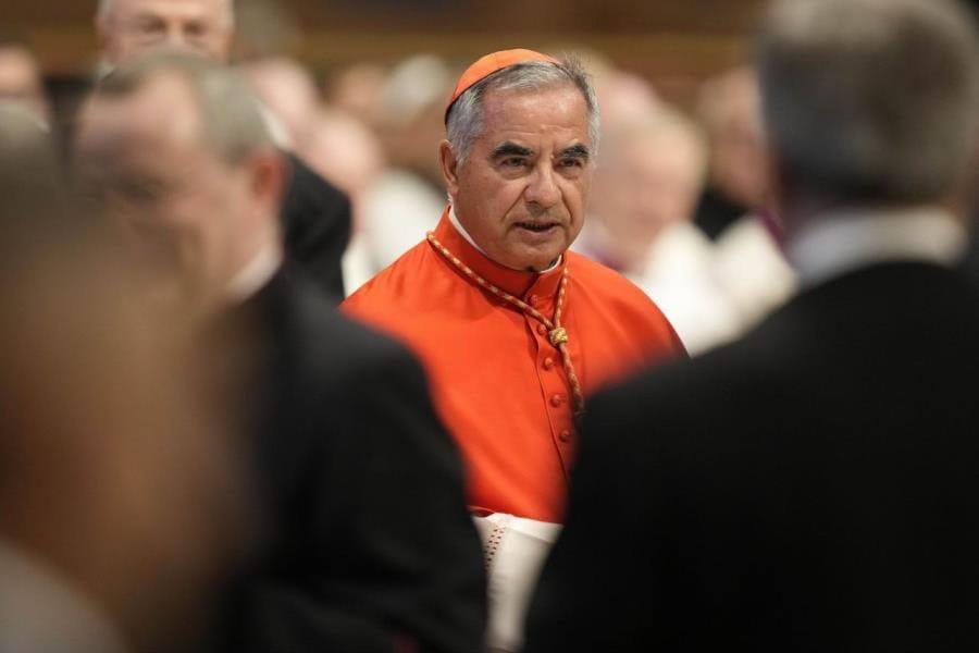Papa León XIV se reúne con el Cardenal Angelo Becciu, acusado de escándalo financiero en El Vaticano Papa León XIV se reúne con el Cardenal Angelo Becciu, acusado de escándalo financiero en El Vaticano