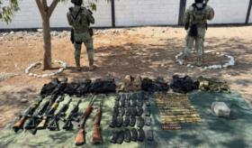 Decomisan armas, drogas y equipo táctico durante operativo en municipio de Sinaloa
