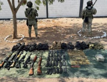 Decomisan armas, drogas y equipo táctico durante operativo en municipio de Sinaloa