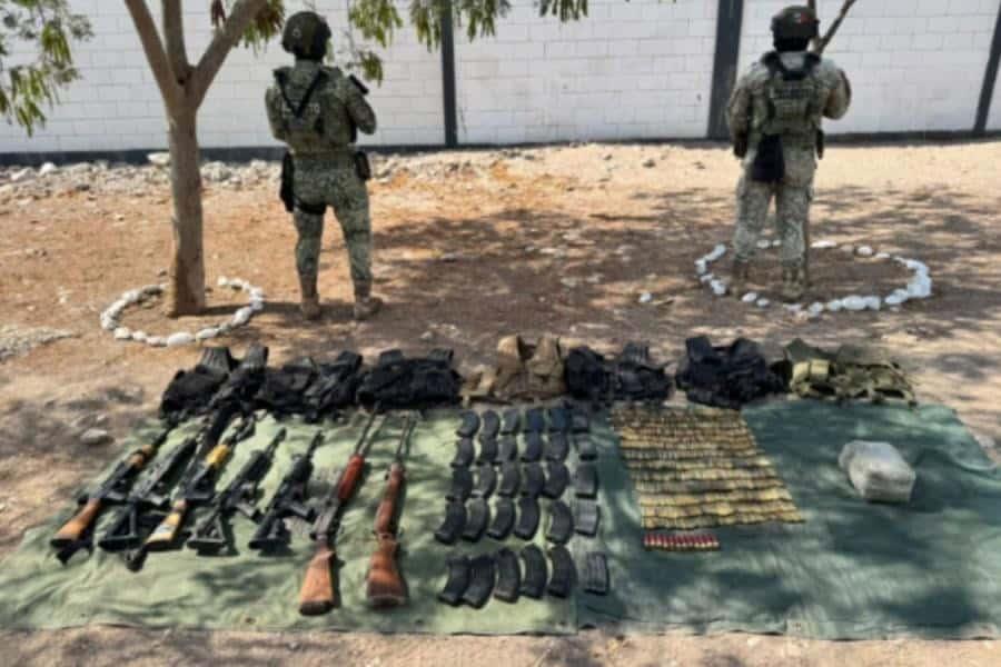Decomisan armas, drogas y equipo táctico durante operativo en municipio de Sinaloa Decomisan armas, drogas y equipo táctico durante operativo en municipio de Sinaloa