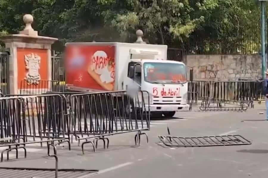 Indígenas derriban portón principal de Casa Michoacán para exigir reunión con gobernador Indígenas derriban portón principal de Casa Michoacán para exigir reunión con gobernador