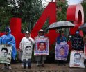 Familiares de los 43 normalistas de Ayotzinapa marchan sobre Paseo de la Reforma en CDMX