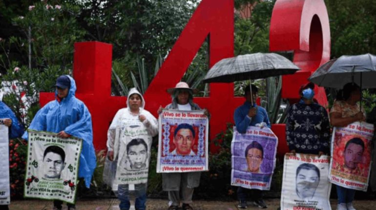 Familiares de los 43 normalistas de Ayotzinapa marchan sobre Paseo de la Reforma en CDMX