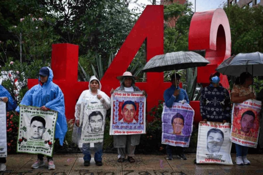 Familiares de los 43 normalistas de Ayotzinapa marchan sobre Paseo de la Reforma en CDMX Familiares de los 43 normalistas de Ayotzinapa marchan sobre Paseo de la Reforma en CDMX
