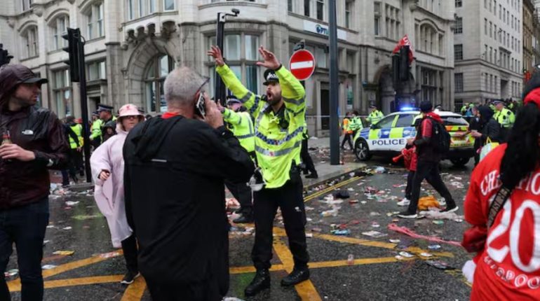 Atropellan a fanáticos durante desfile de la victoria del Liverpool en Inglaterra