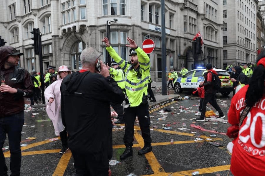 Atropellan a fanáticos durante desfile de la victoria del Liverpool en Inglaterra