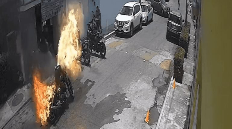 Explota moto en taller de Centro; no se registran heridos