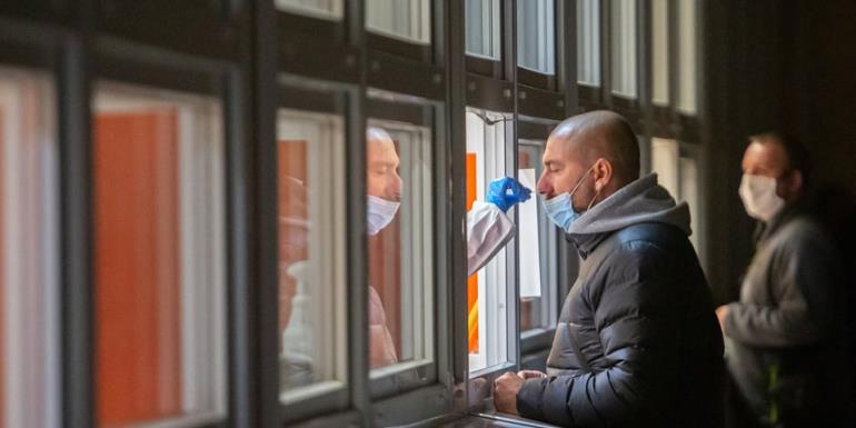 Detecta EE. UU. casos de nueva variante de COVID ligada a brote en China