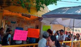 Con bloqueo, papás de primaria en Parrilla piden cambio de intendente