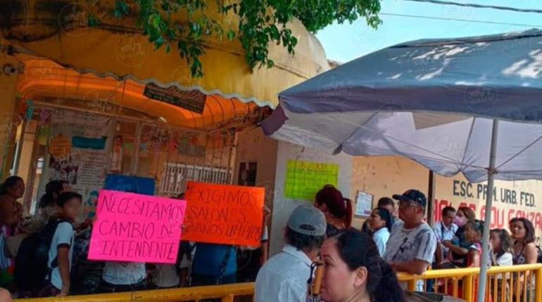 Con bloqueo, papás de primaria en Parrilla piden cambio de intendente