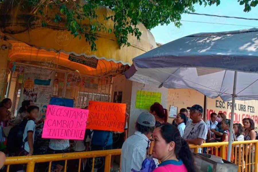 Con bloqueo, papás de primaria en Parrilla piden cambio de intendente Con bloqueo, papás de primaria en Parrilla piden cambio de intendente