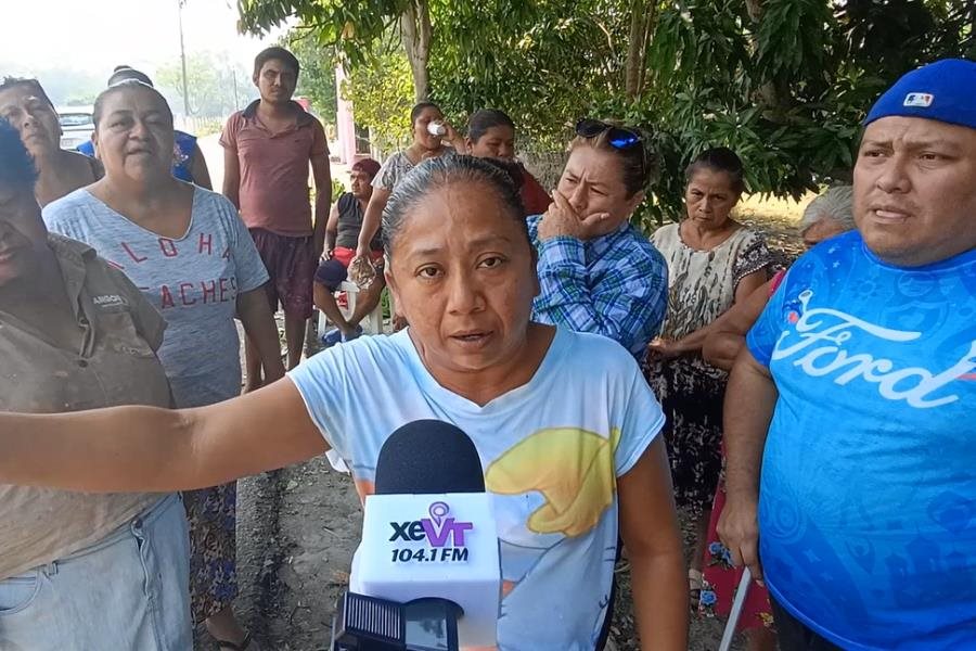 Habitantes de Acachapan segunda restringen paso a unidades que le trabajan a Pemex por afectaciones Habitantes de Acachapan segunda restringen paso a unidades que le trabajan a Pemex por afectaciones
