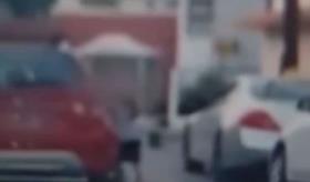 Captan a niña corriendo y agarrada de vehículo en movimiento en NL