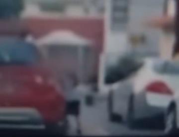 Captan a niña corriendo y agarrada de vehículo en movimiento en NL