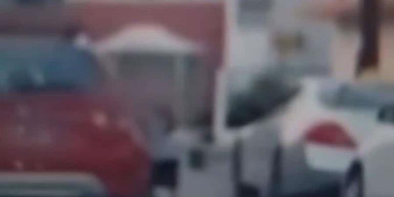 Captan a niña corriendo y agarrada de vehículo en movimiento en NL