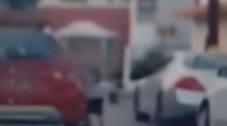 Captan a niña corriendo y agarrada de vehículo en movimiento en NL